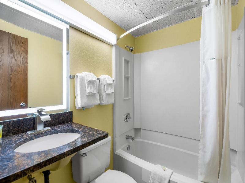 Days Inn By Wyndham Minot image