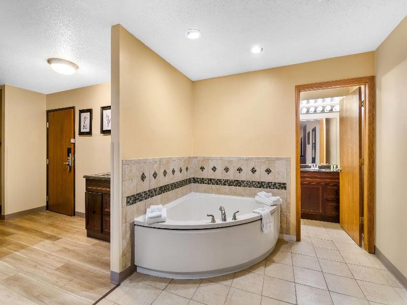Days Inn By Wyndham Minot image