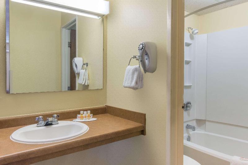 Days Inn By Wyndham Minot image