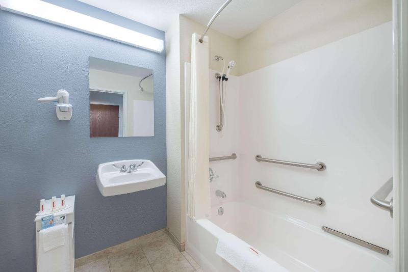 Days Inn By Wyndham Minot image