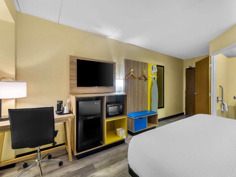 Days Inn By Wyndham Minot image