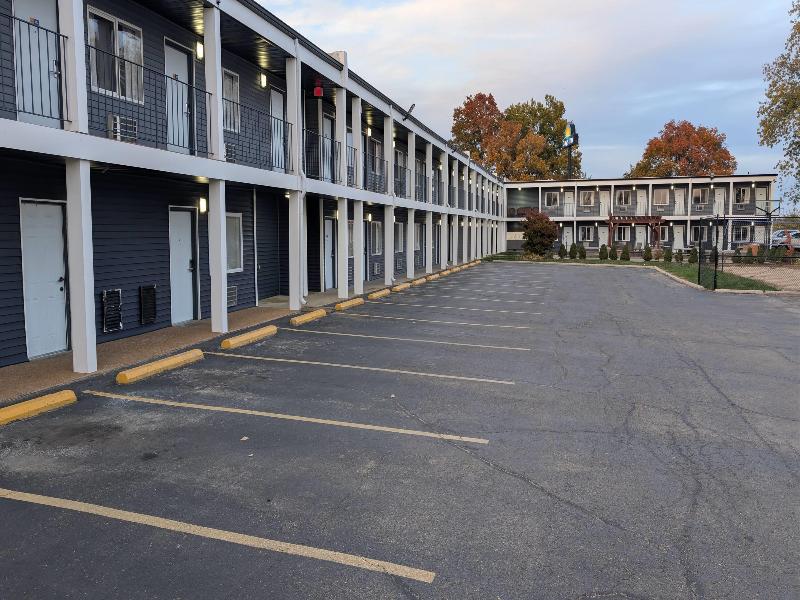 Days Inn By Wyndham Champaign/Urbana — exterior view