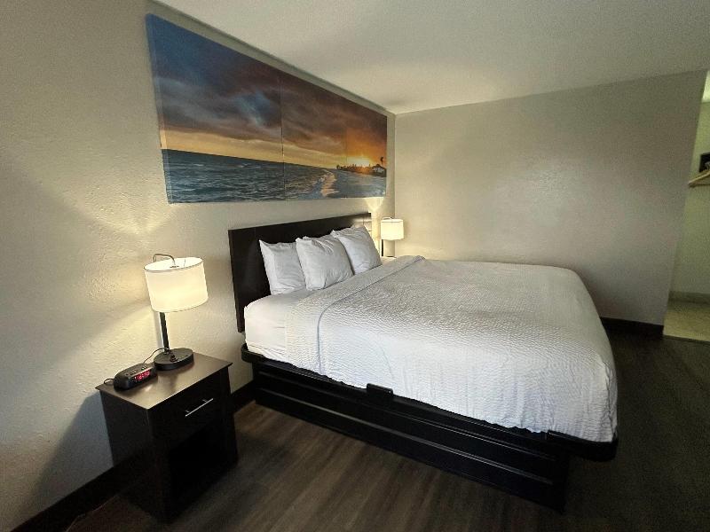 Days Inn by Wyndham Savannah Airport image
