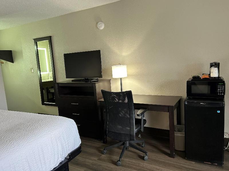 Days Inn by Wyndham Savannah Airport image