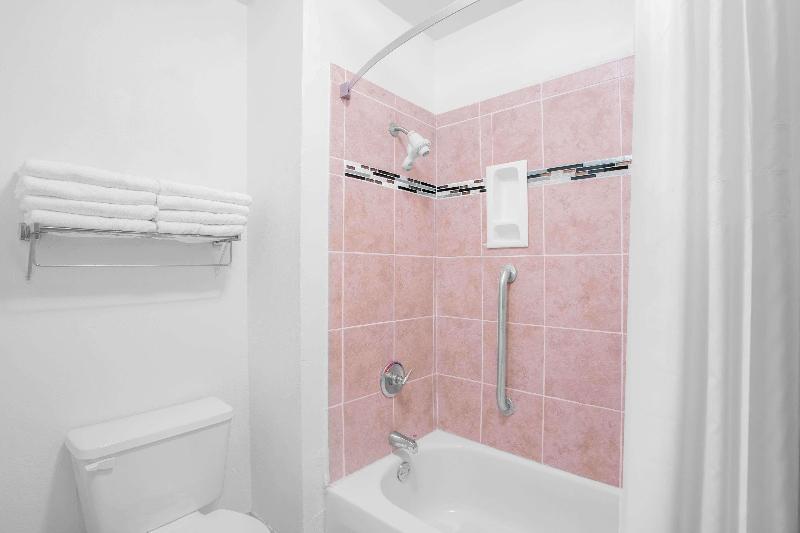 Days Inn By Wyndham Lake Village image 3