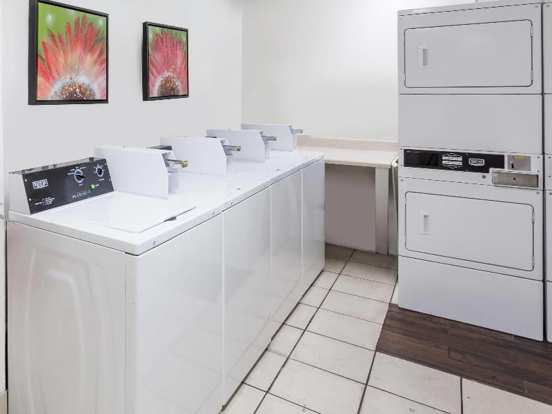 Days Inn by Wyndham St. Petersburg / Tampa Bay image