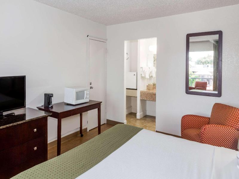 Days Inn by Wyndham St. Petersburg / Tampa Bay image
