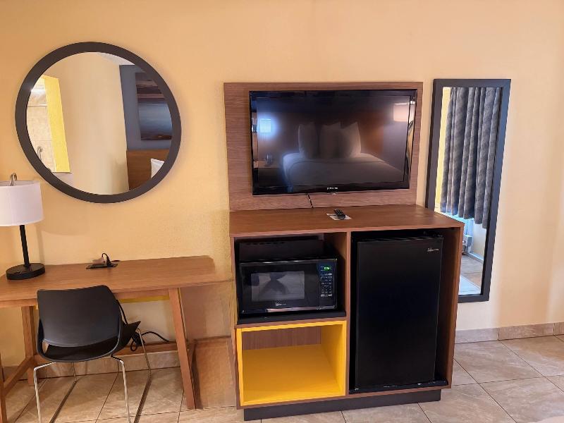 Days Inn by Wyndham St. Petersburg / Tampa Bay image