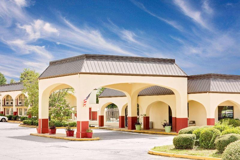 Days Inn & Suites By Wyndham Starkville image