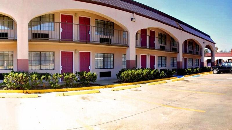 Days Inn & Suites By Wyndham Starkville image