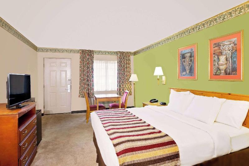 Days Inn & Suites By Wyndham Starkville image