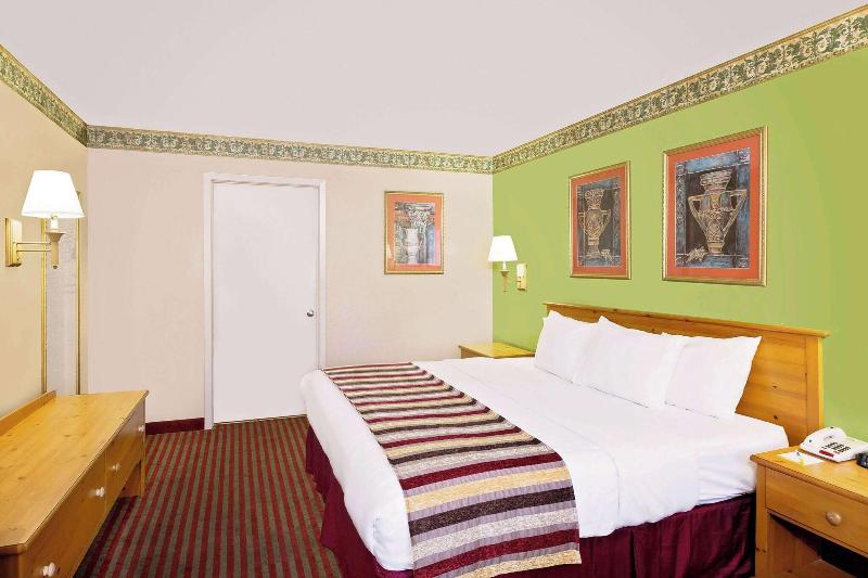 Days Inn & Suites By Wyndham Starkville image