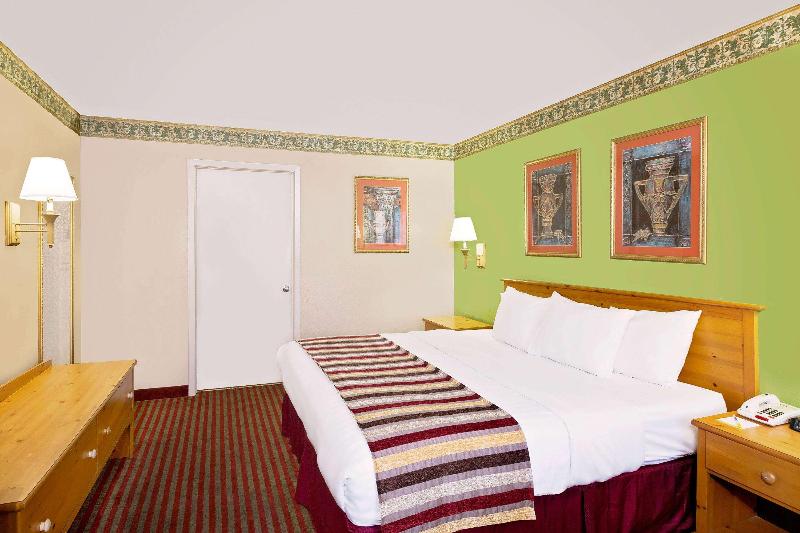 Days Inn & Suites By Wyndham Starkville image