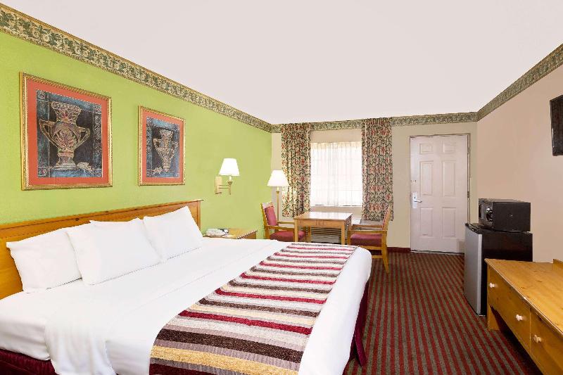 Days Inn & Suites By Wyndham Starkville image
