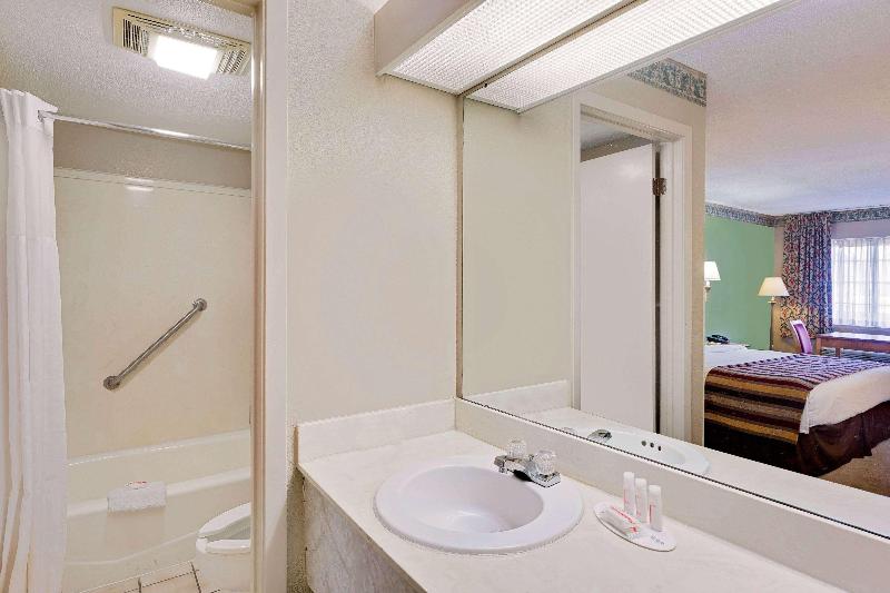 Days Inn & Suites By Wyndham Starkville image