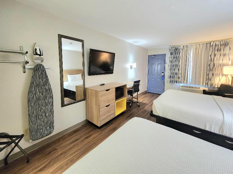 QUADRUPLE Accessible-Two Queen Beds — photo 7