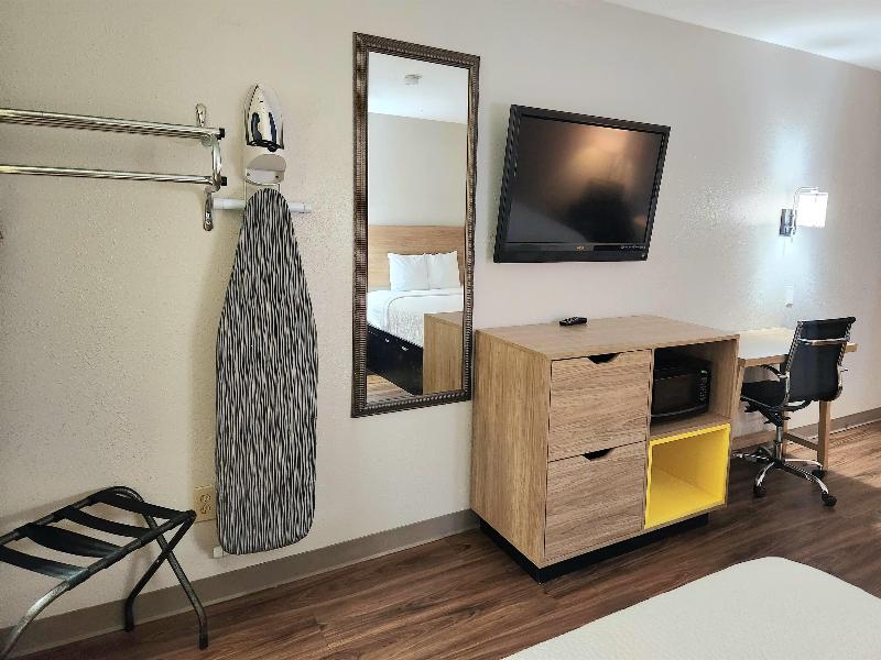 QUADRUPLE Accessible-Two Queen Beds — photo 6