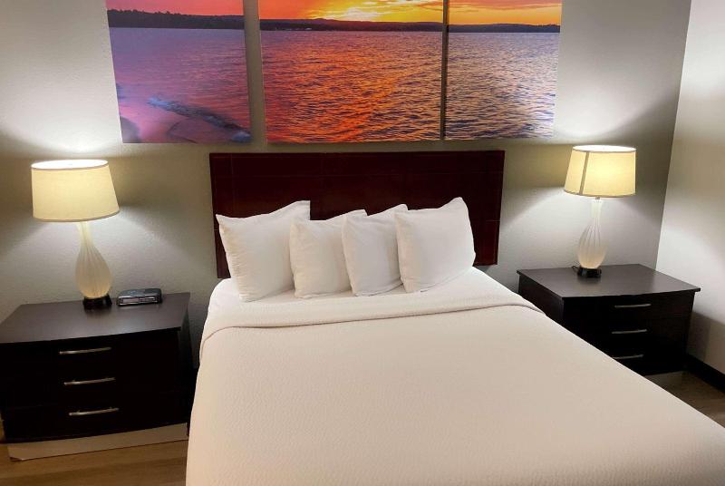 Days Inn & Suites By Wyndham Stevens Point image
