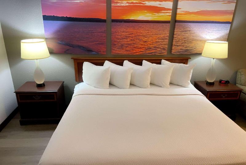 Days Inn & Suites By Wyndham Stevens Point image