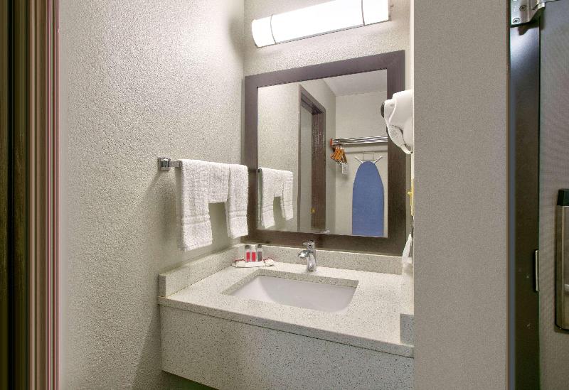 Days Inn By Wyndham Tunica Resorts image