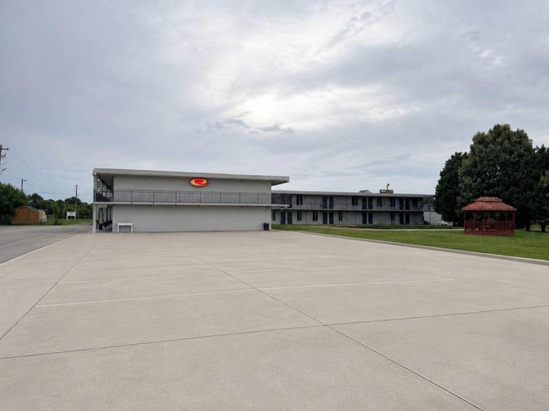 Econo Lodge Calhoun Area image