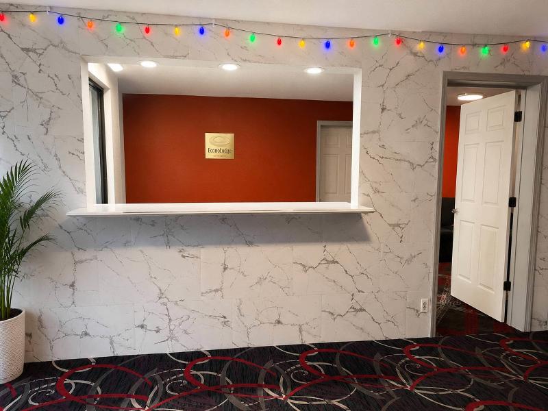 Econo Lodge Calhoun Area image
