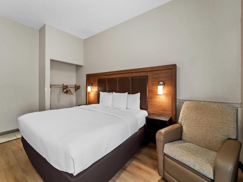 Days Inn by Wyndham Fort Myers Nr JetBlue image