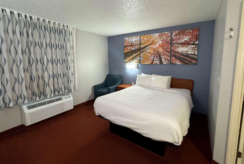Hotel Days Inn & Suites by Wyndham Green Bay WI.