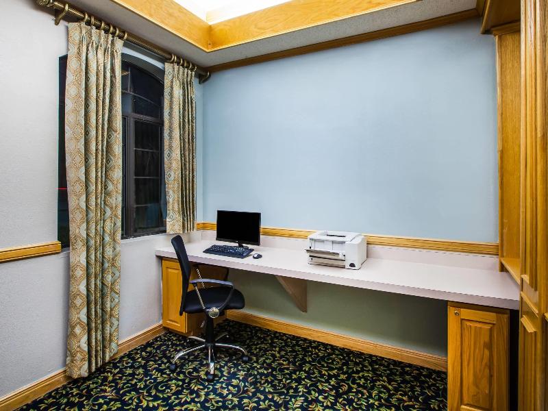 Days Inn &Suites by Wyndham Corpus Christi Central