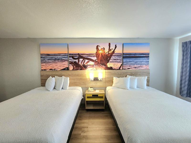 QUADRUPLE TWO QUEEN BEDS NON SMOKING — photo 4