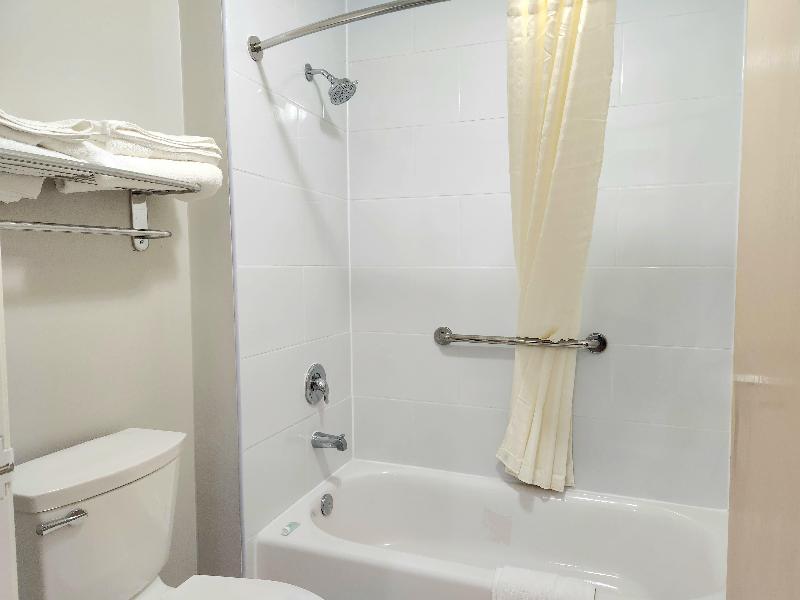 Days Inn &Suites by Wyndham Corpus Christi Central — photo 31