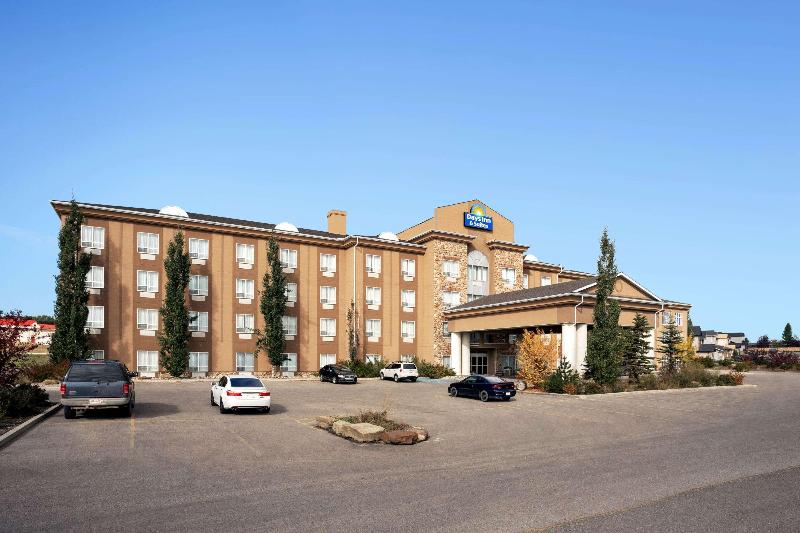 HOLIDAY INN EXPRESS HOTEL AND SUITES STRATHMORE