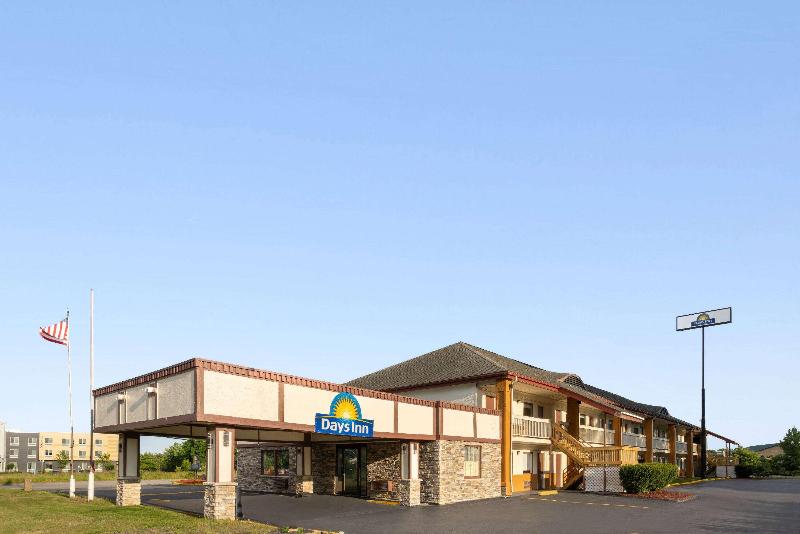 Days Inn by Wyndham Queensbury Lake George image