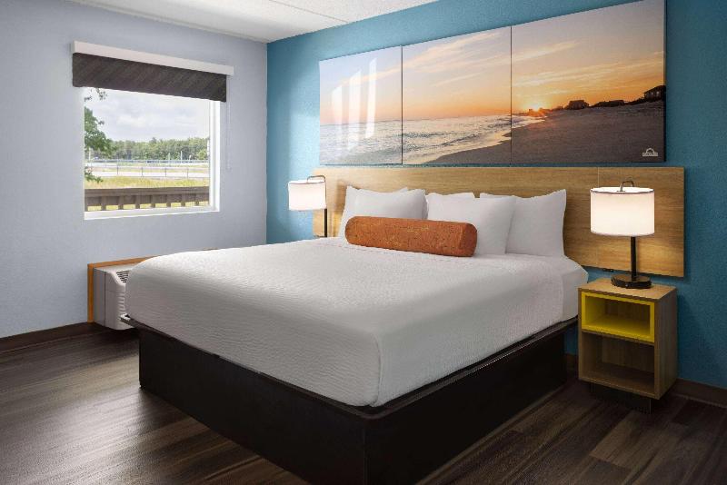 Days Inn by Wyndham Queensbury Lake George image