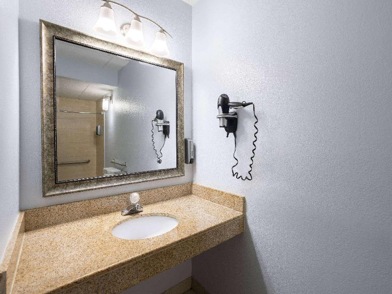 Days Inn by Wyndham Queensbury Lake George image