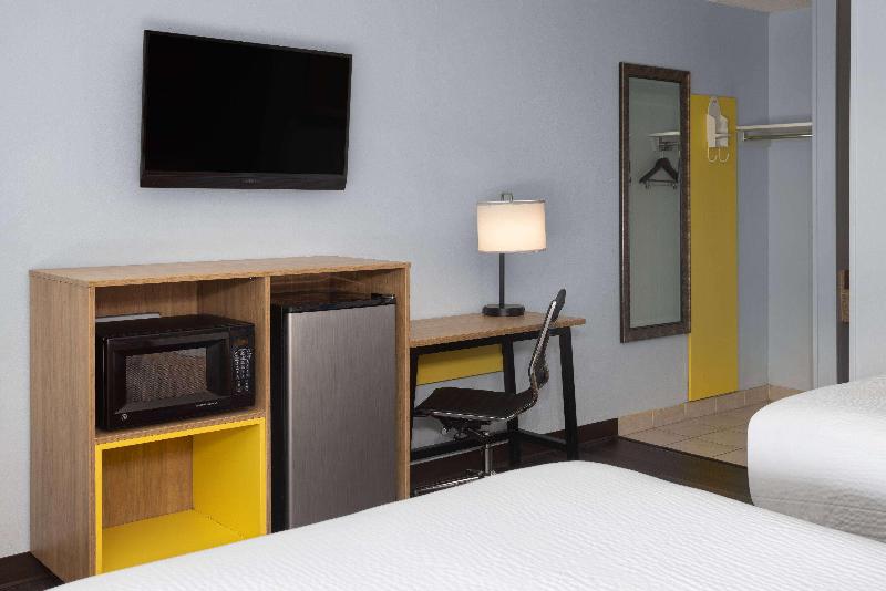 Days Inn by Wyndham Queensbury Lake George image