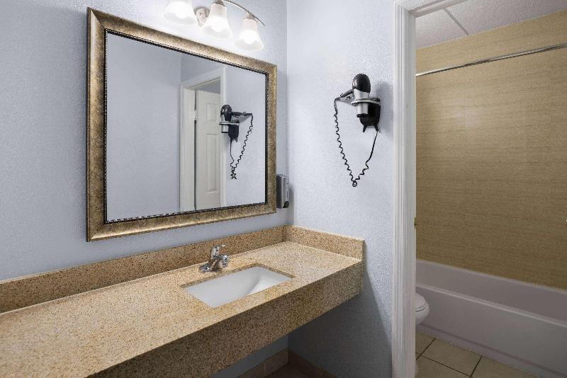 Days Inn by Wyndham Queensbury Lake George image