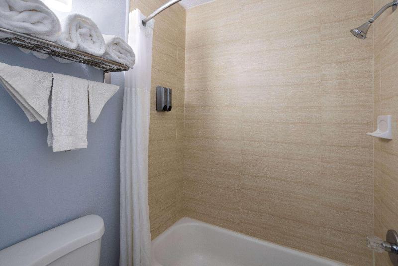 Days Inn by Wyndham Queensbury Lake George image