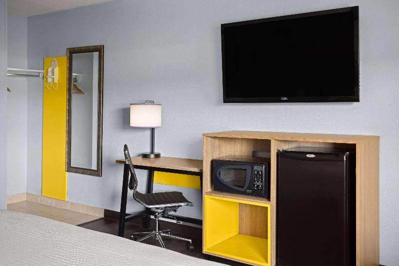 Days Inn by Wyndham Queensbury Lake George image
