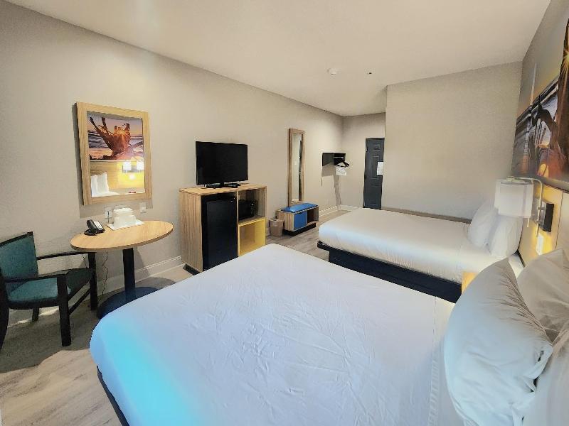Days Inn &Suites by Wyndham Galveston West/Seawall image