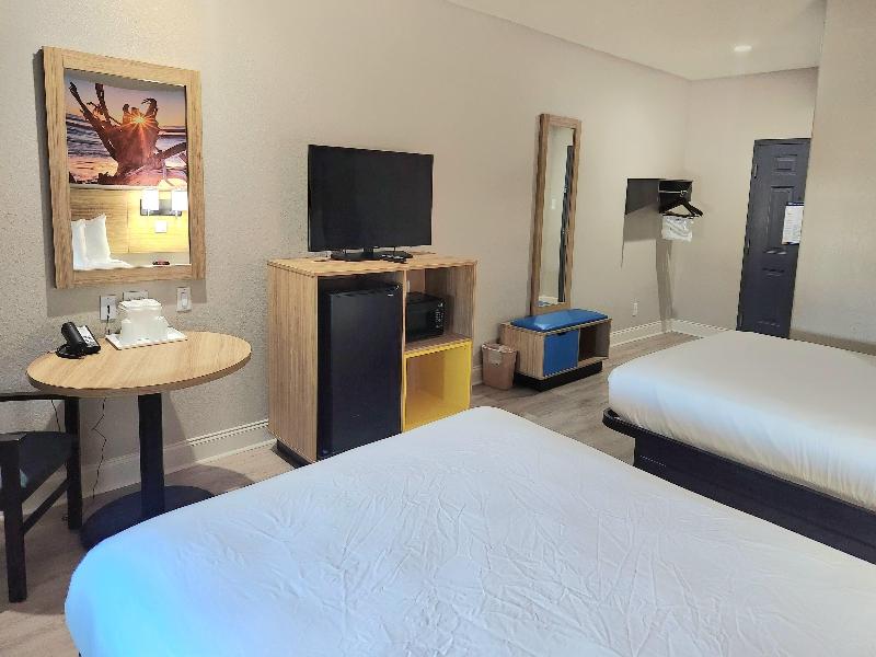 Days Inn &Suites by Wyndham Galveston West/Seawall image