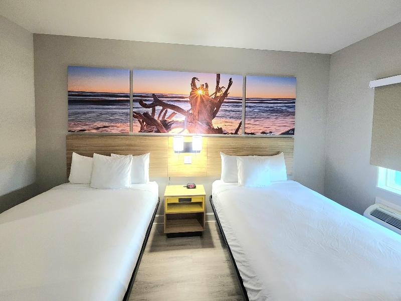 Days Inn &Suites by Wyndham Galveston West/Seawall image