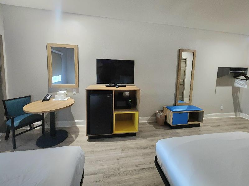 Days Inn &Suites by Wyndham Galveston West/Seawall image