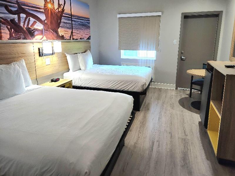 Days Inn &Suites by Wyndham Galveston West/Seawall image