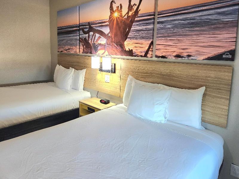 Days Inn &Suites by Wyndham Galveston West/Seawall image