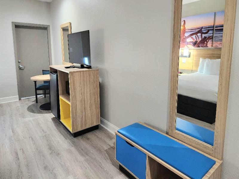 Days Inn &Suites by Wyndham Galveston West/Seawall image