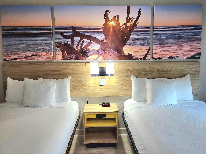 Days Inn &Suites by Wyndham Galveston West/Seawall image