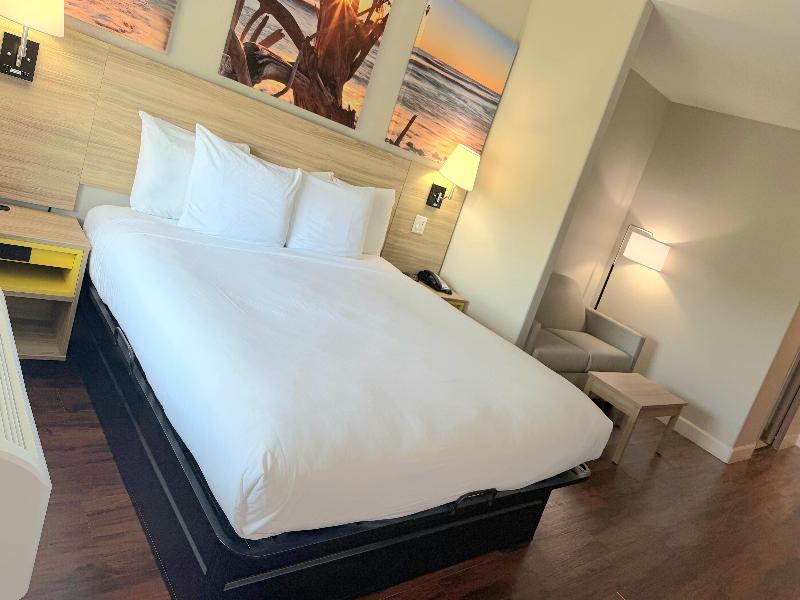Days Inn &Suites by Wyndham Galveston West/Seawall image