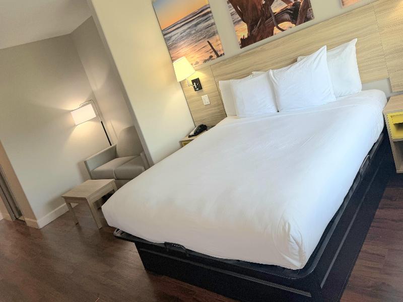 Days Inn &Suites by Wyndham Galveston West/Seawall image