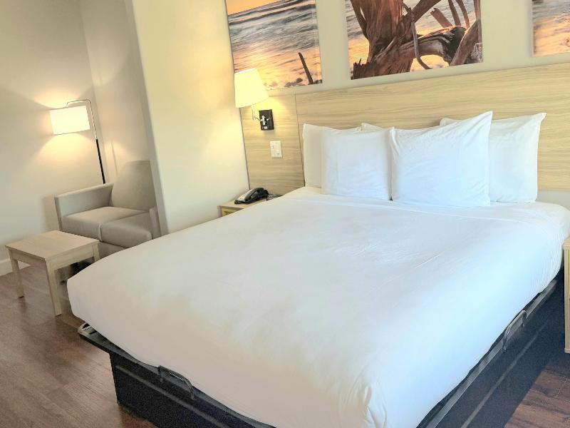 Days Inn &Suites by Wyndham Galveston West/Seawall image